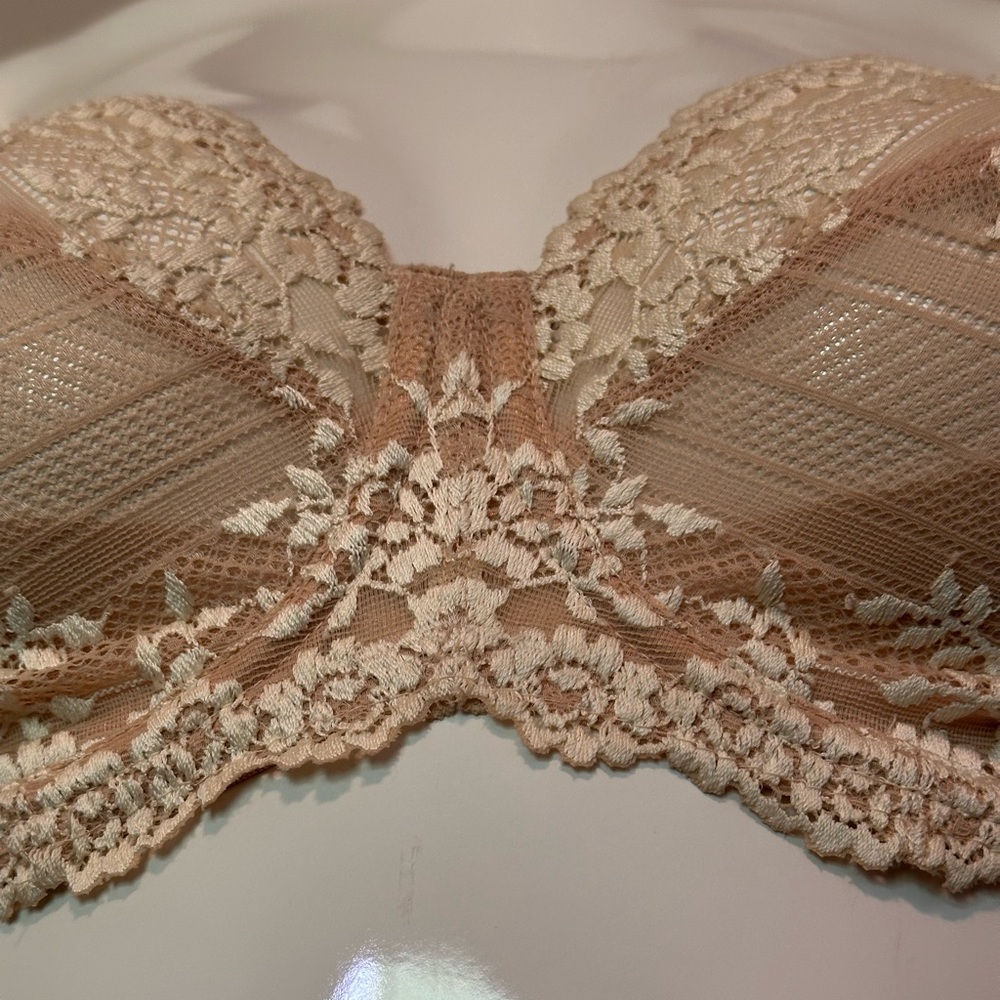 Wacoal Cream Lace Underwire Bra with Scalloped Edges - Picture 6 of 10